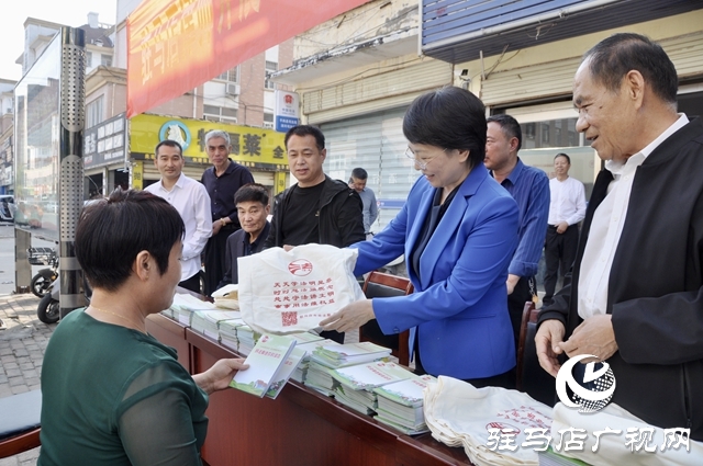 駐馬店市律師協(xié)會(huì)“尊師重道 感恩同行”2023年重陽節(jié)敬老愛老送法進(jìn)社區(qū)活動(dòng)圓滿成功