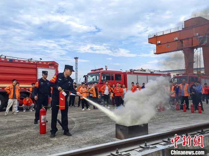 各地鐵路公安機關(guān)開展消防宣傳，擰緊“安全閥”