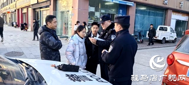 平輿縣三名中學(xué)生拾金不昧 派出所民警頒發(fā)榮譽證書點贊表揚