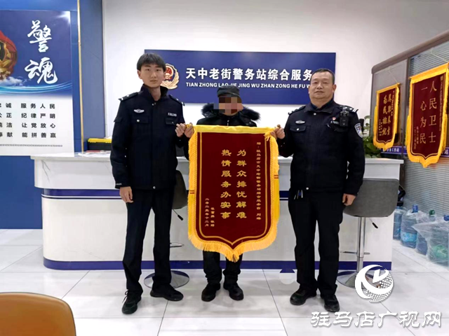 寒夜老人醉臥街頭 暖心民警護(hù)送回家