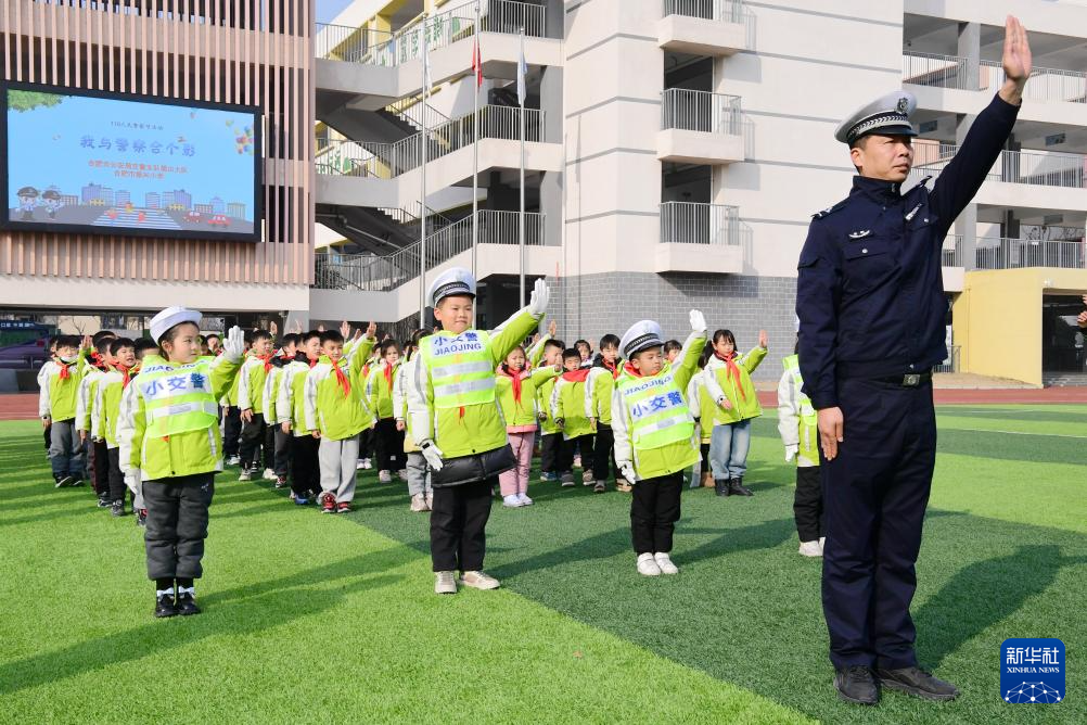 多彩活動(dòng)迎接中國(guó)人民警察節(jié)