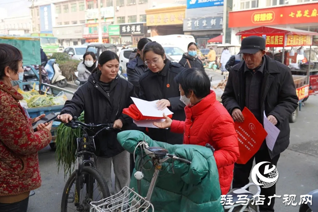 平輿縣人民法院：去小區(qū)、集市里為市民送“法治年貨”