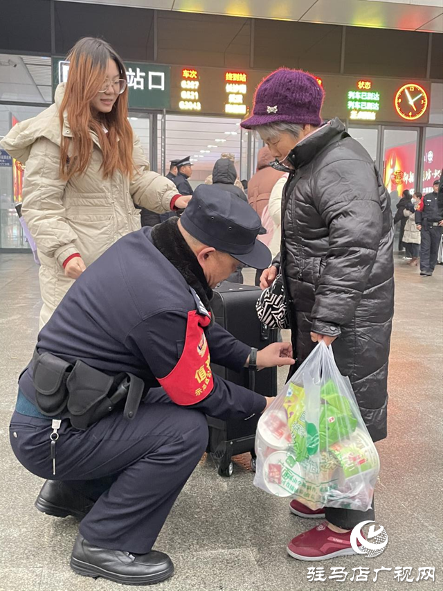 警心暖民心 民警助老人踏上回鄉(xiāng)路