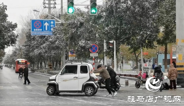 車輛雪中打滑 市民秒變“推車俠”