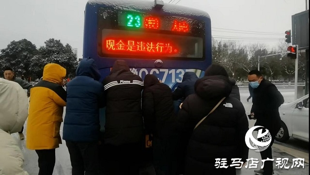 車輛雪中打滑 市民秒變“推車俠”