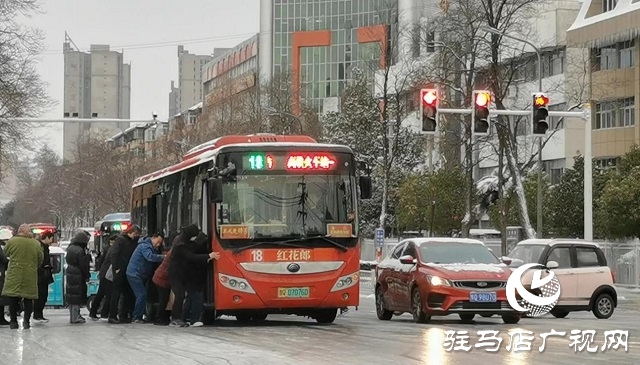 車輛雪中打滑 市民秒變“推車俠”