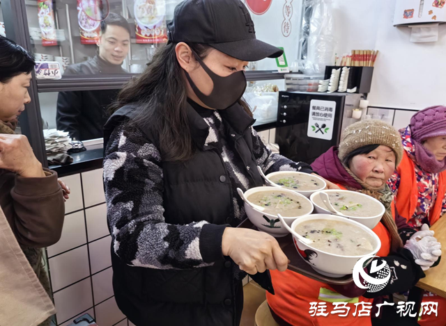 駐馬店這家小吃店冰雪天里請環(huán)衛(wèi)工喝“愛心粥”