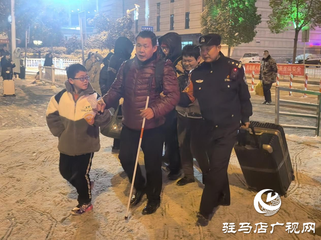 民警冰雪中護(hù)送盲人夫婦平安回家