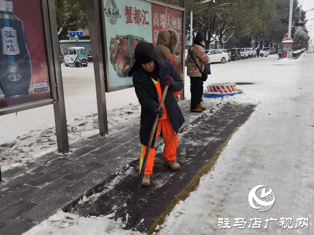 鏟雪車連夜清理路面積雪 方便市民出行