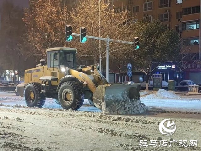 鏟雪車連夜清理路面積雪 方便市民出行