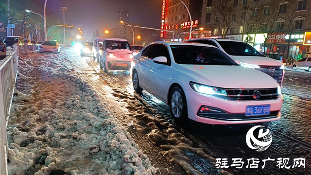 駐馬店交警：雪夜執(zhí)勤保暢通