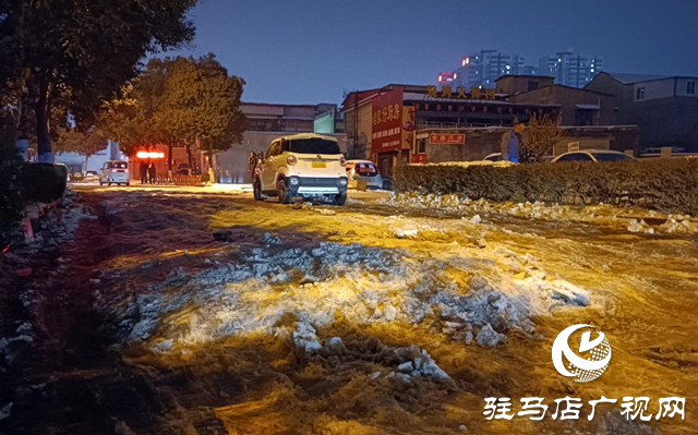 駐馬店交警：雪夜執(zhí)勤保暢通