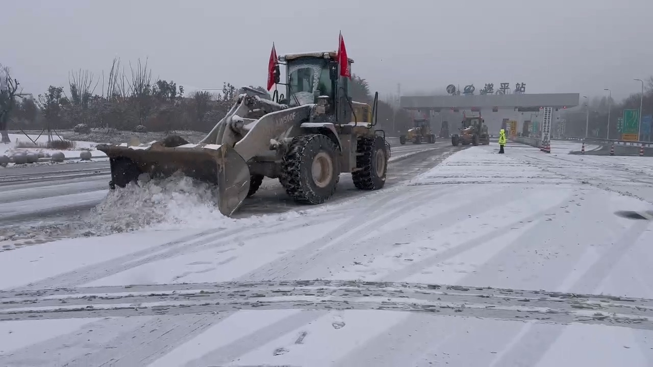 河南交投積極鏟雪 守護群眾安全回家路