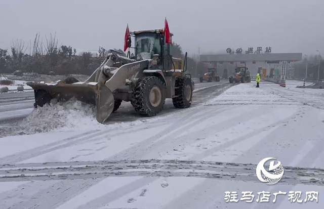 河南交投積極鏟雪 守護群眾安全回家路