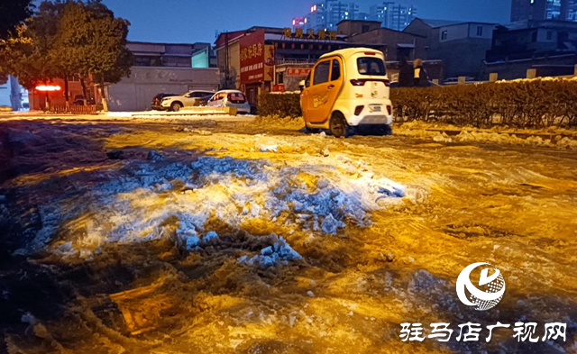 駐馬店交警：雪夜執(zhí)勤保暢通