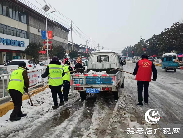 遂平縣陽豐鎮(zhèn)組織機(jī)關(guān)干部鏟除道路積雪