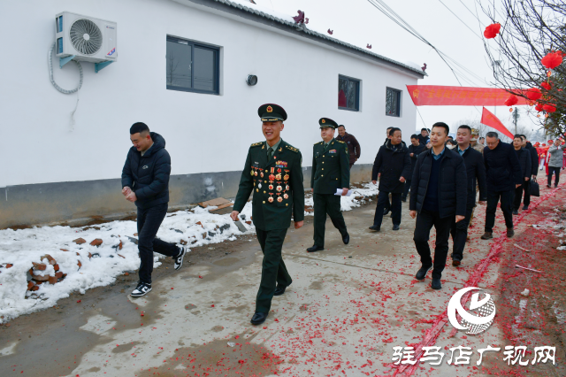 軍地聯(lián)動為“全軍踐行強軍目標(biāo)標(biāo)兵個人”劉近家庭送喜報