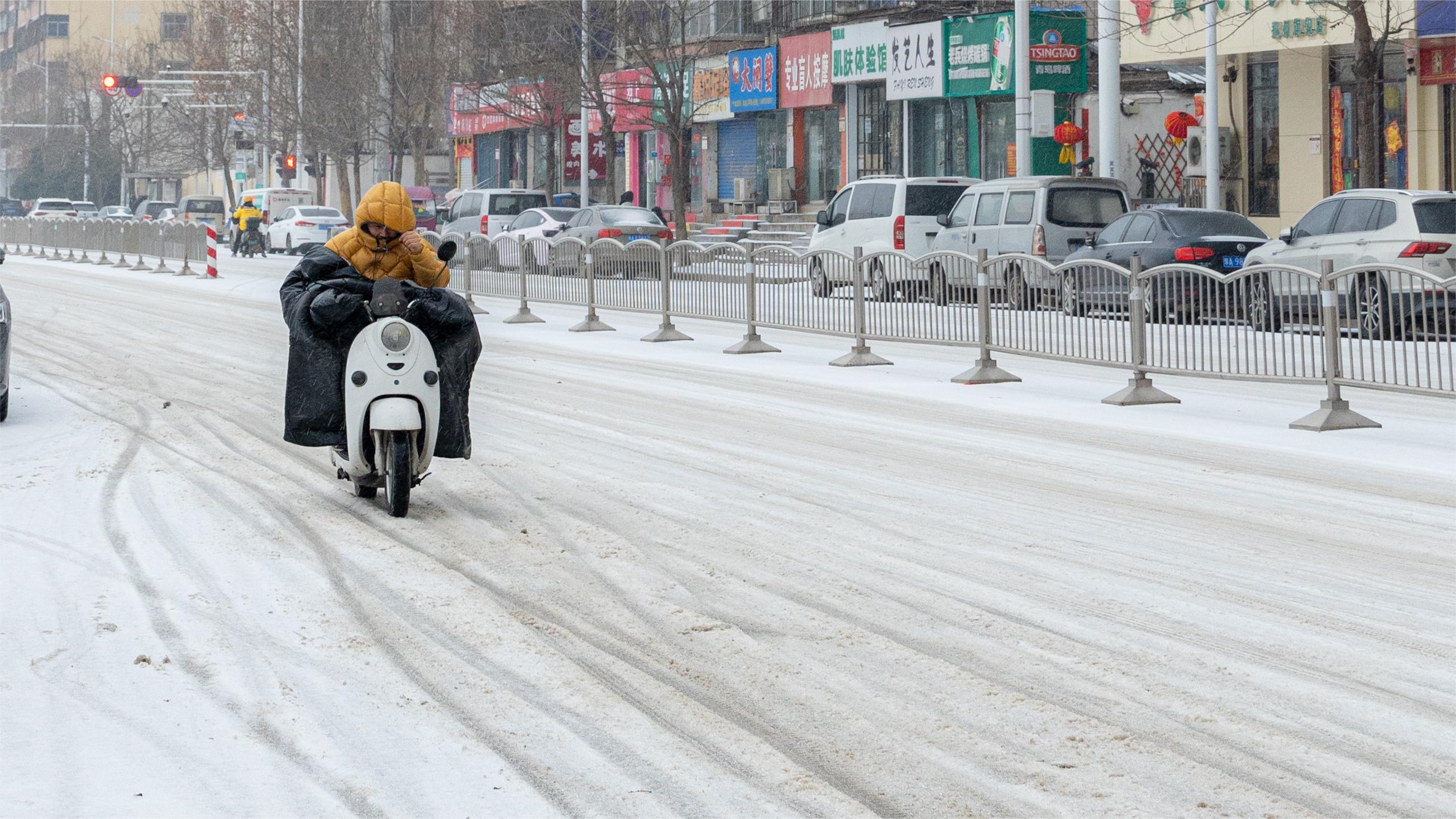 “豫雪”奮戰(zhàn) 共抗冰雪