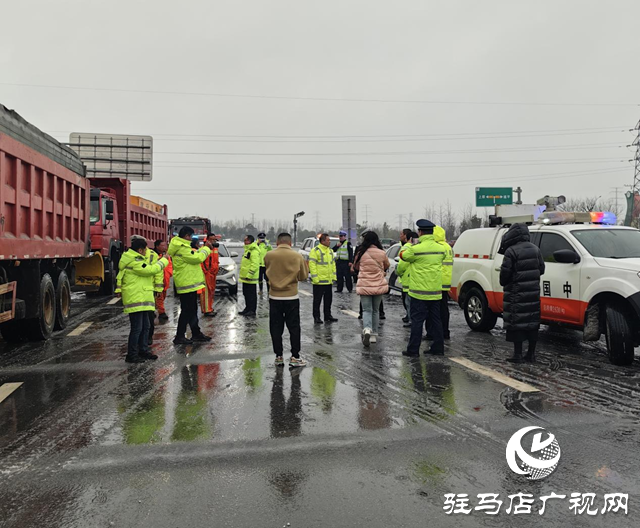 除雪化冰，警車帶道!冰凍天氣駐馬店高速交警護(hù)航平安路