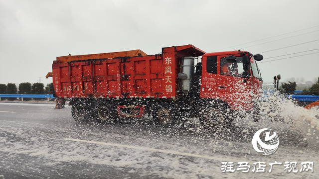 除雪化冰，警車帶道!冰凍天氣駐馬店高速交警護航平安路