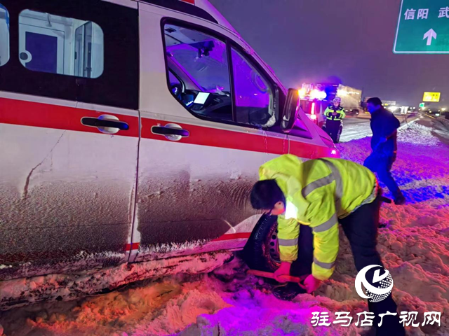 為高速交警點贊!救護車因暴雪被困 高速交警及時救助