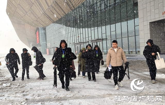 駐馬店兩會開幕 記者風雪中傳遞聲音