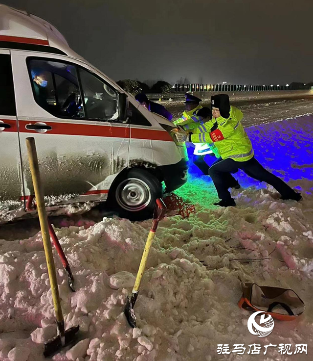 為高速交警點贊!救護車因暴雪被困 高速交警及時救助