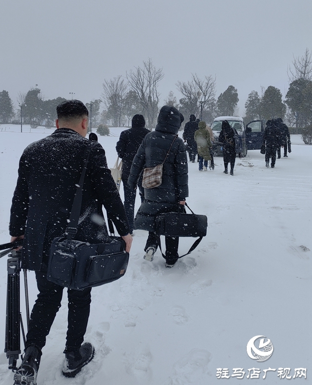 駐馬店兩會開幕 記者風雪中傳遞聲音