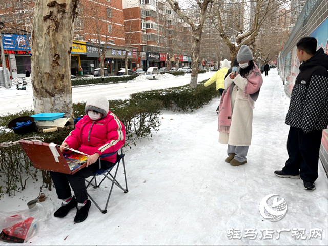 女孩街頭作畫(huà) 吸引路人駐足欣賞