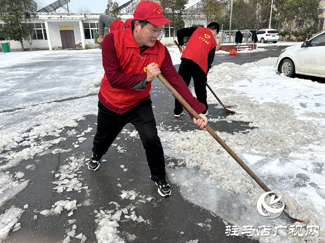 新蔡縣頓崗鄉(xiāng)團委開展學雷鋒做好事掃雪除冰志愿服務活動