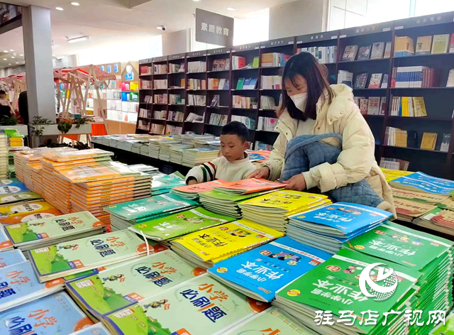 駐馬店：書店迎來新學(xué)期“購書潮”