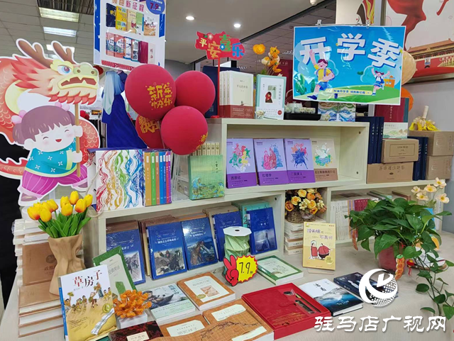 駐馬店：書店迎來新學(xué)期“購書潮”