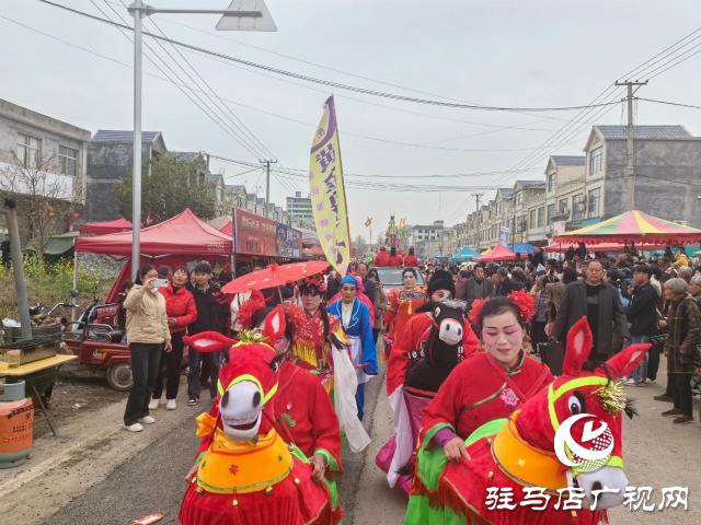 王店大裝現(xiàn)身泌陽(yáng)縣馬谷田鎮(zhèn)大余莊 人山人海場(chǎng)面壯觀