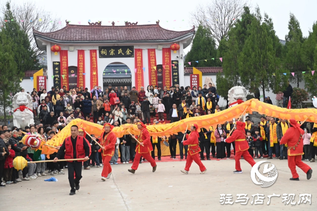 王店大裝現(xiàn)身泌陽(yáng)縣馬谷田鎮(zhèn)大余莊 人山人海場(chǎng)面壯觀