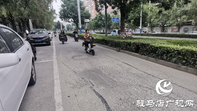 道路坑洼難行走 市民盼早日修復(fù)