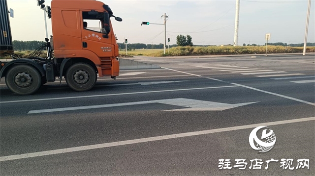 駐馬店這條道路交通標(biāo)線設(shè)置與車流量不符！亟待有關(guān)部門解決