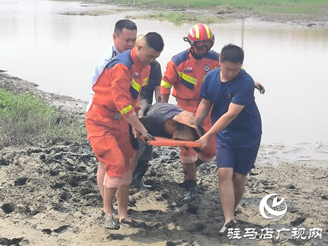 駐馬店：老人深陷淤泥中 民警消防合力施救