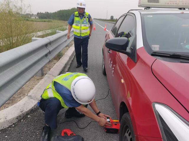 駐馬店：車輛爆胎滯留高速 路政人員暖心幫扶