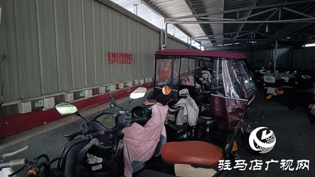 街邊“飛線”充電 駐馬店這個(gè)小區(qū)停車難怎么破解？