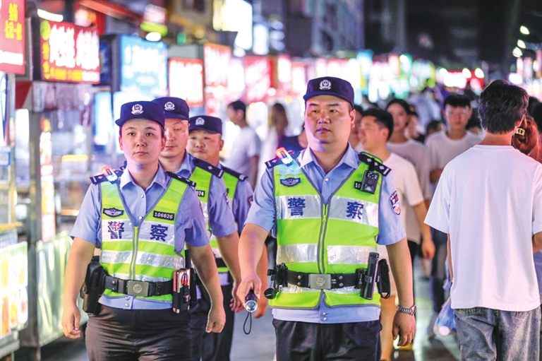 河南警方開展夏夜治安巡查宣防第一次集中統(tǒng)一行動(dòng)