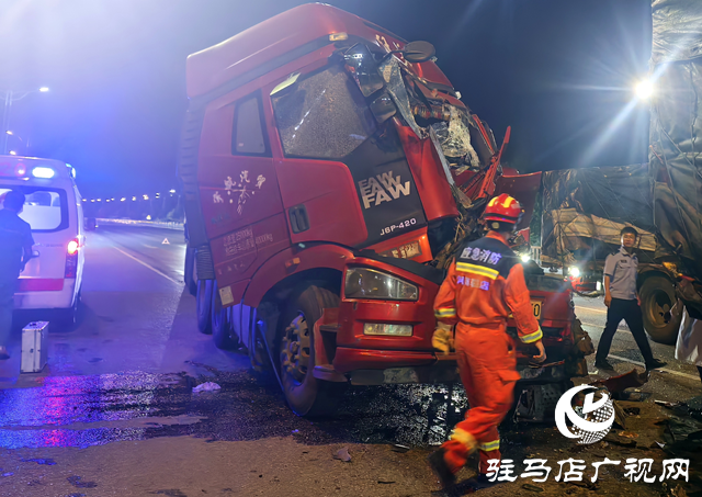 兩貨車追尾一人被困 駐馬店消防緊急救援