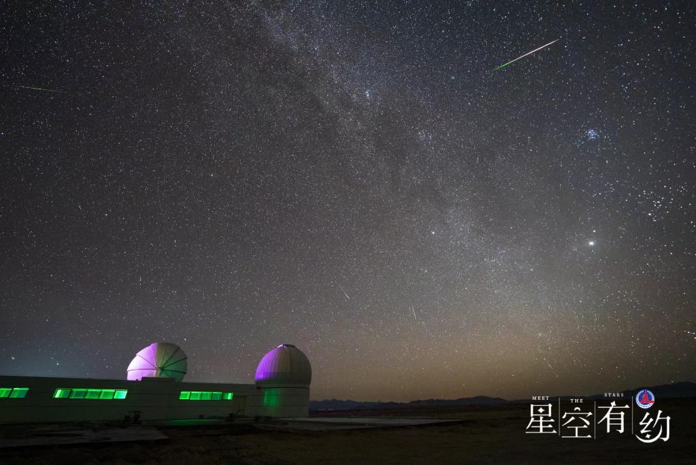 美翻了！當(dāng)極光“邂逅”流星雨