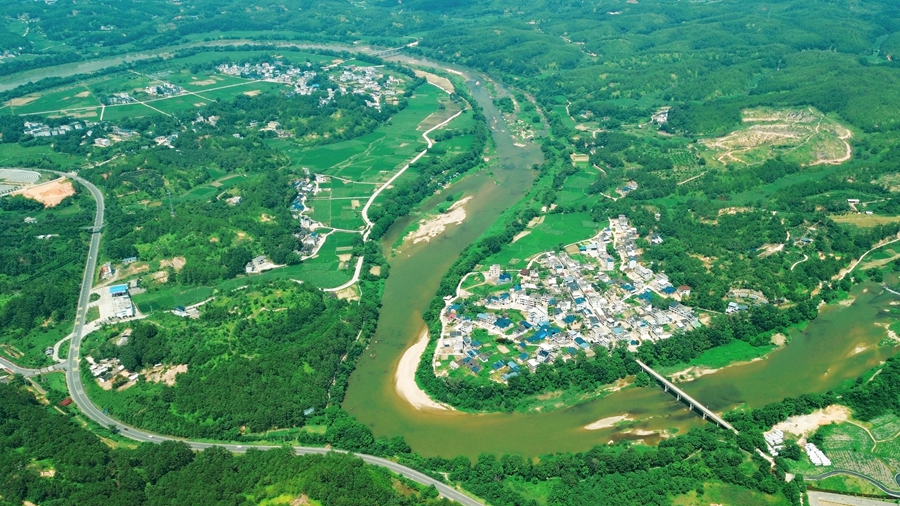 學(xué)習(xí)進(jìn)行時(shí)丨“綠水青山就是金山銀山”——習(xí)近平推動(dòng)生態(tài)環(huán)境保護(hù)的故事