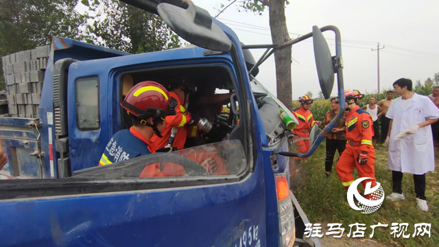 貨車撞樹司機(jī)被困 駐馬店消防緊急救援