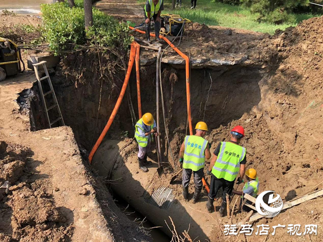 駐馬店市區(qū)一處管道突然斷裂 供水部門連夜搶修恢復(fù)供水