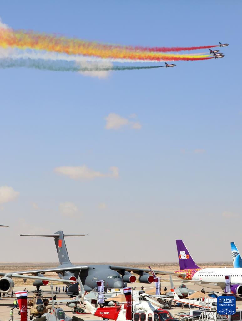 中國(guó)空軍八一飛行表演隊(duì)在首屆埃及航展進(jìn)行飛行表演