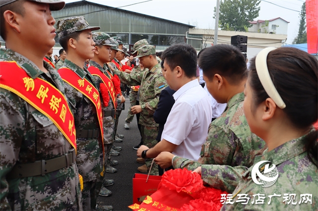 正陽(yáng)縣退役軍人事務(wù)局歡送新兵光榮入伍