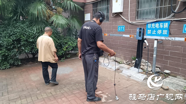 小區(qū)多日遭遇用水難 水務(wù)人員排查維修終解決