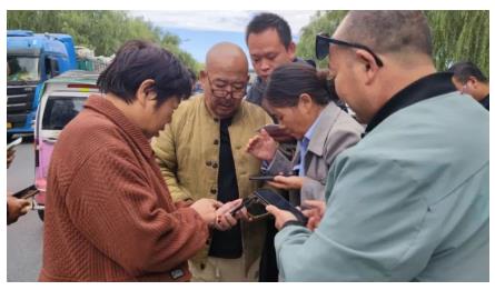 贊！外地貨車側翻，一幫滑縣人圍著司機買貨塞錢，幫其減損