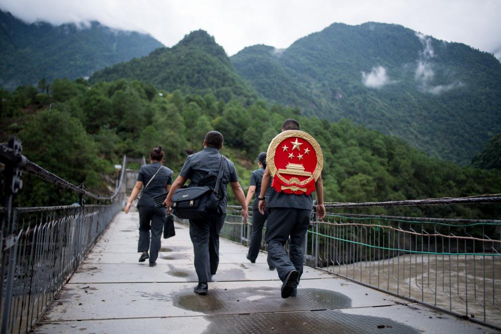 國社之鏡·世紀光影丨定格瞬間，致敬守護國泰民安的他們